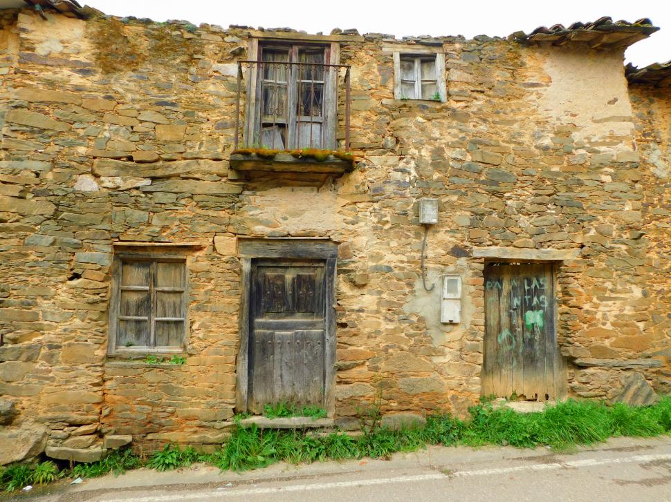 Un sat spaniol din secolul al XV-lea, complet abandonat, este oferit gratuit oricui dorește să-l restaureze 970996