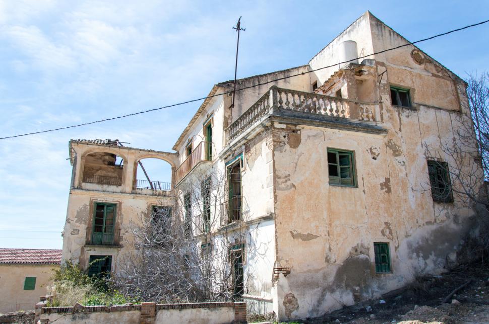 Un sat spaniol din secolul al XV-lea, complet abandonat, este oferit gratuit oricui dorește să-l restaureze 970997