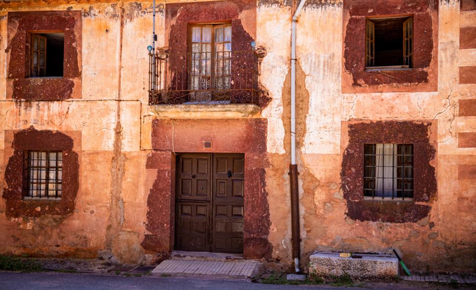 Un sat spaniol din secolul al XV-lea, complet abandonat, este oferit gratuit oricui dorește să-l restaureze 971001