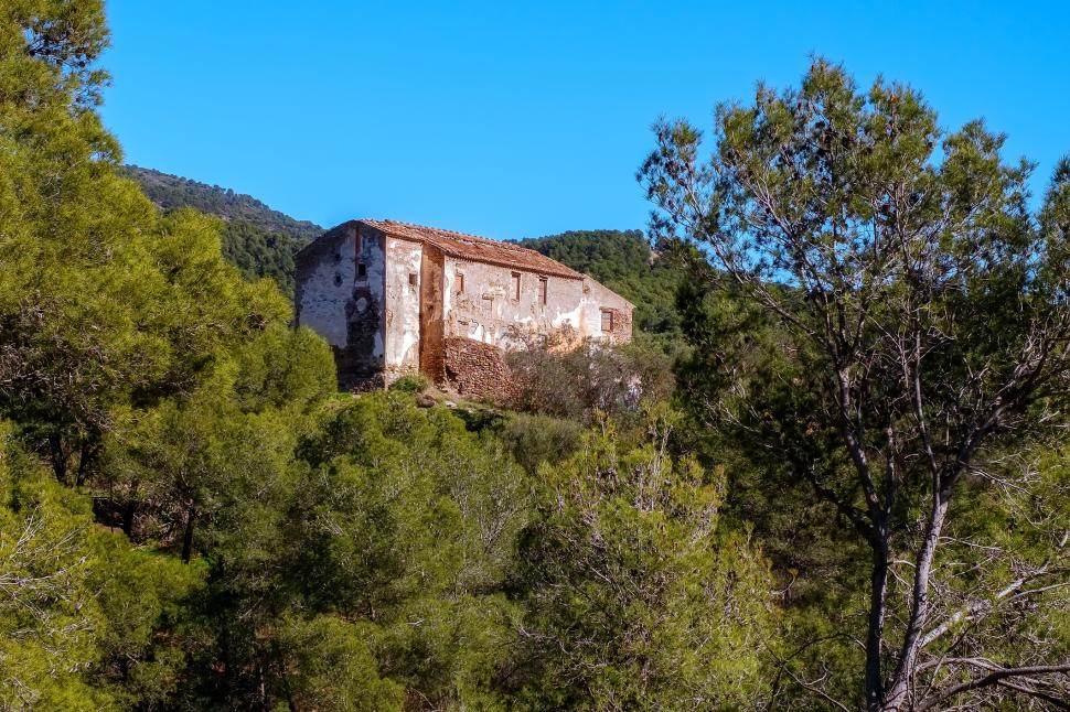 Un sat spaniol din secolul al XV-lea, complet abandonat, este oferit gratuit oricui dorește să-l restaureze 971009