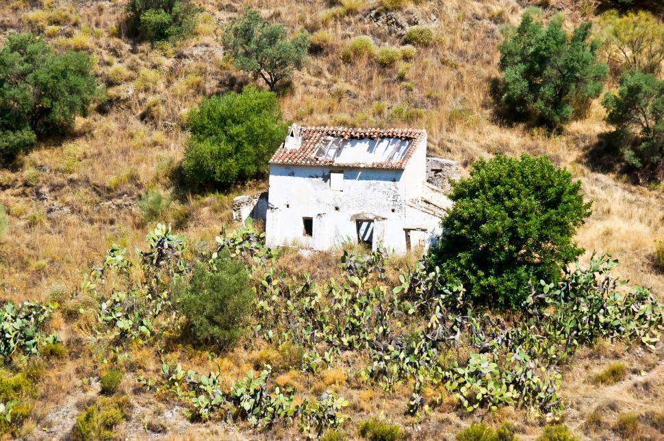 Un sat spaniol din secolul al XV-lea, complet abandonat, este oferit gratuit oricui dorește să-l restaureze 971011