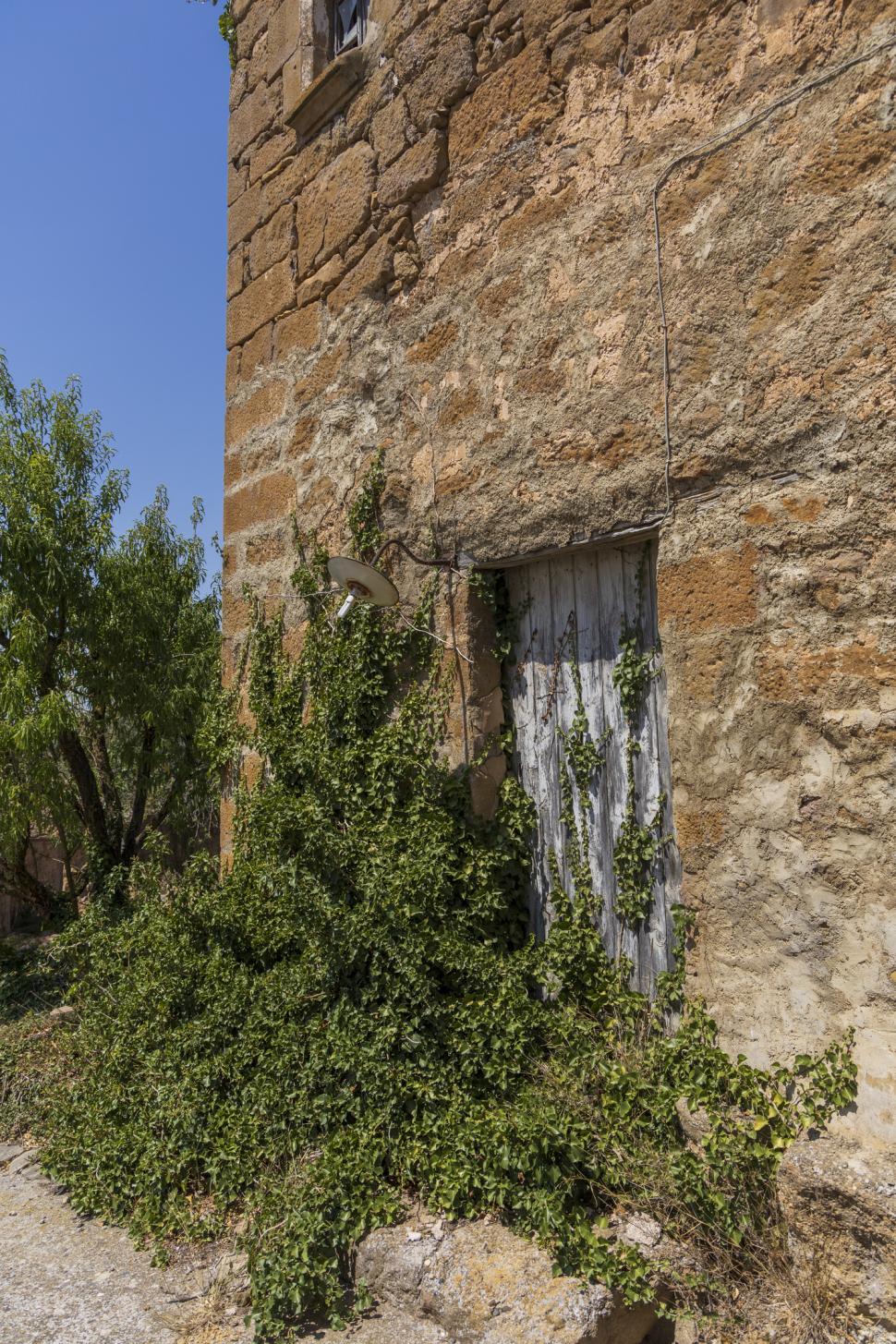 Un sat spaniol din secolul al XV-lea, complet abandonat, este oferit gratuit oricui dorește să-l restaureze 971013