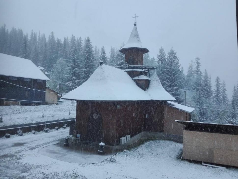 Imagini cu ninsorile din zona Moldovei: "Frumos peisaj! Zăpadă de 9 mai la munte" 971459