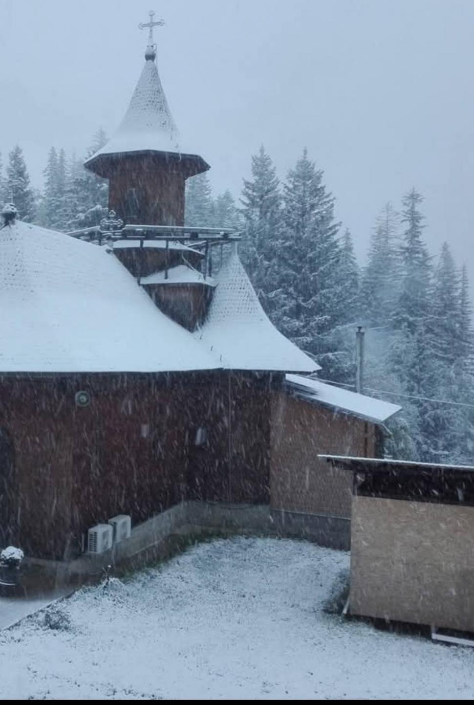 Imagini cu ninsorile din zona Moldovei: "Frumos peisaj! Zăpadă de 9 mai la munte" 971461