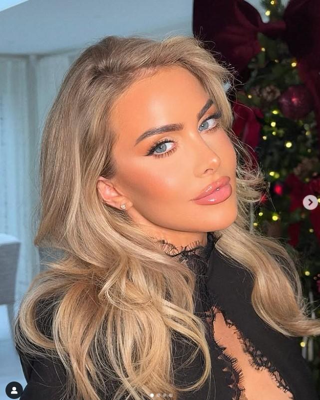 O femeie a avut probleme la aeroport pentru că operațiile i-au schimbat complet fața. Cum arăta înainte 971231