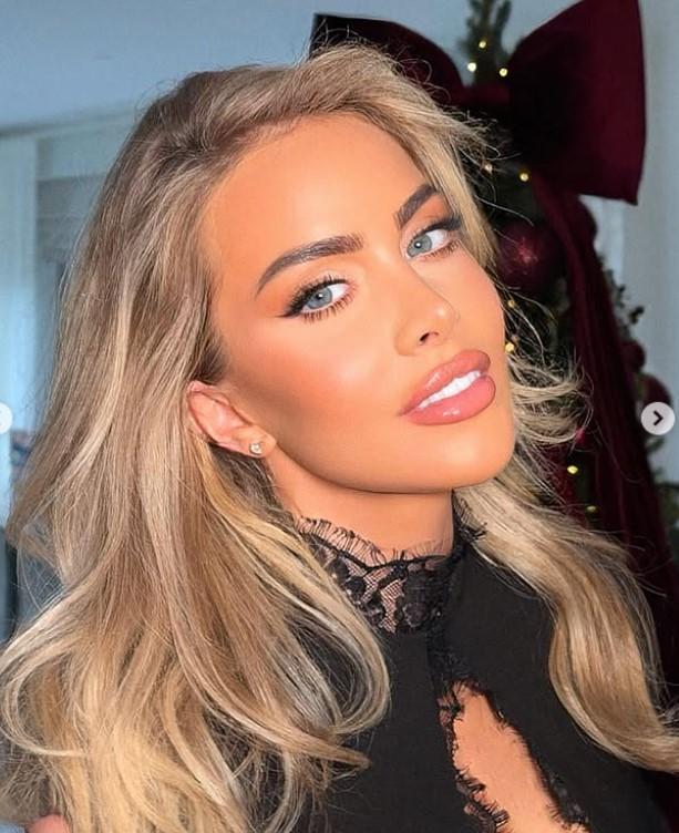 O femeie a avut probleme la aeroport pentru că operațiile i-au schimbat complet fața. Cum arăta înainte 971232