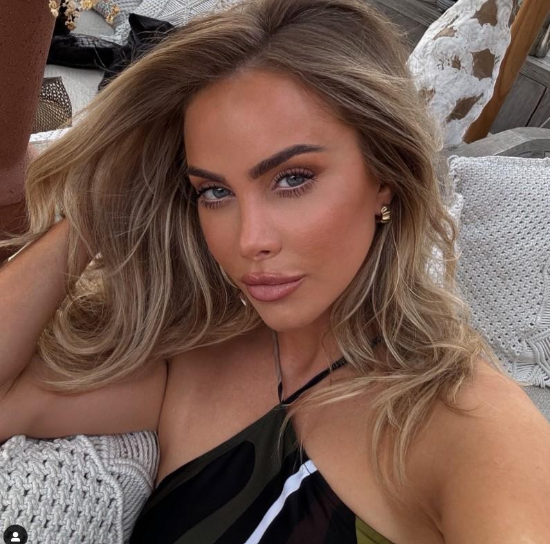 O femeie a avut probleme la aeroport pentru că operațiile i-au schimbat complet fața. Cum arăta înainte 971236