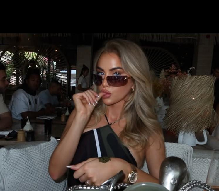 O femeie a avut probleme la aeroport pentru că operațiile i-au schimbat complet fața. Cum arăta înainte 971237