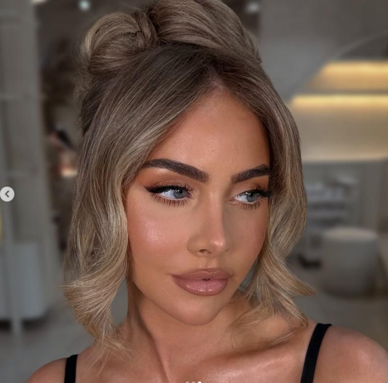 O femeie a avut probleme la aeroport pentru că operațiile i-au schimbat complet fața. Cum arăta înainte 971240