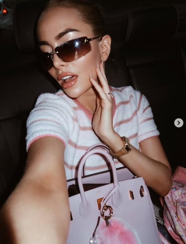 O femeie a avut probleme la aeroport pentru că operațiile i-au schimbat complet fața. Cum arăta înainte 971241