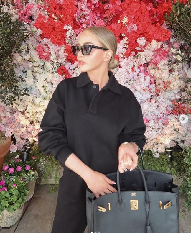 O femeie a avut probleme la aeroport pentru că operațiile i-au schimbat complet fața. Cum arăta înainte 971244