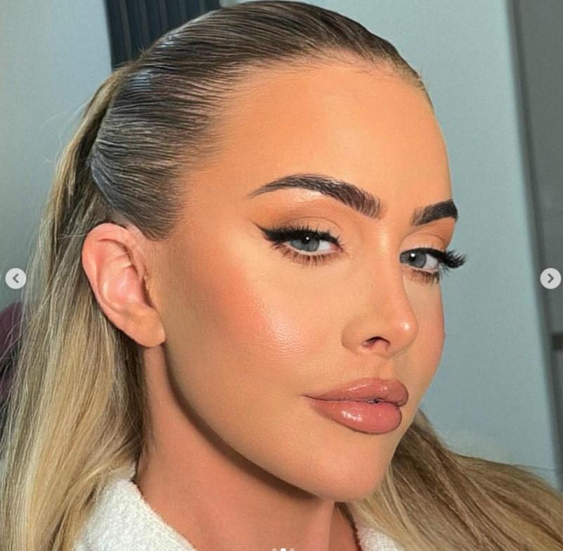 O femeie a avut probleme la aeroport pentru că operațiile i-au schimbat complet fața. Cum arăta înainte 971246