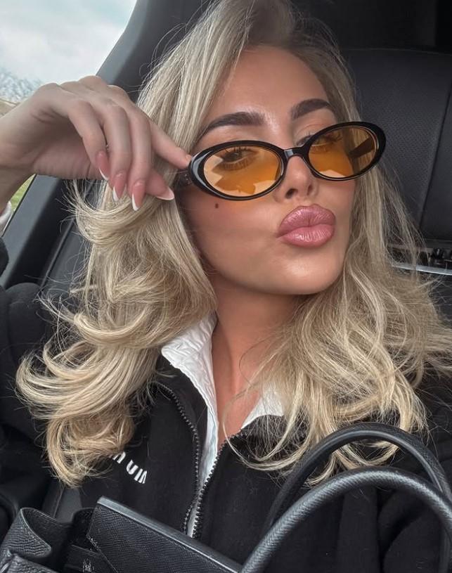 O femeie a avut probleme la aeroport pentru că operațiile i-au schimbat complet fața. Cum arăta înainte 971247