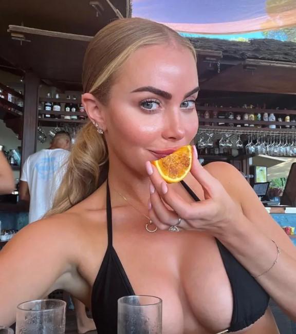 O femeie a avut probleme la aeroport pentru că operațiile i-au schimbat complet fața. Cum arăta înainte 971248