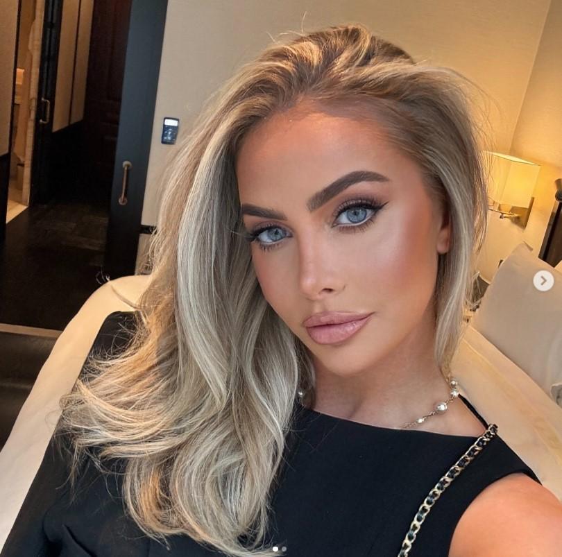 O femeie a avut probleme la aeroport pentru că operațiile i-au schimbat complet fața. Cum arăta înainte 971250