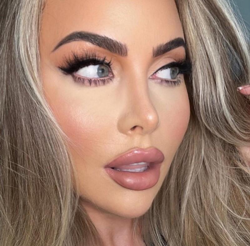 O femeie a avut probleme la aeroport pentru că operațiile i-au schimbat complet fața. Cum arăta înainte 971251