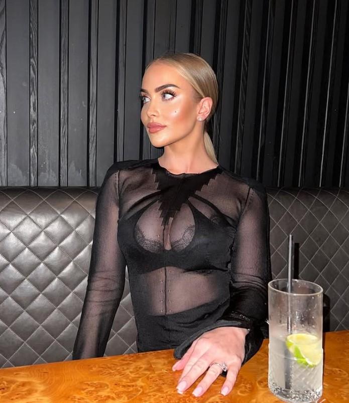 O femeie a avut probleme la aeroport pentru că operațiile i-au schimbat complet fața. Cum arăta înainte 971252