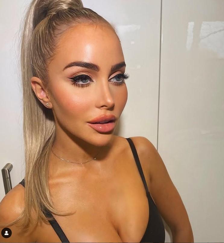 O femeie a avut probleme la aeroport pentru că operațiile i-au schimbat complet fața. Cum arăta înainte 971253