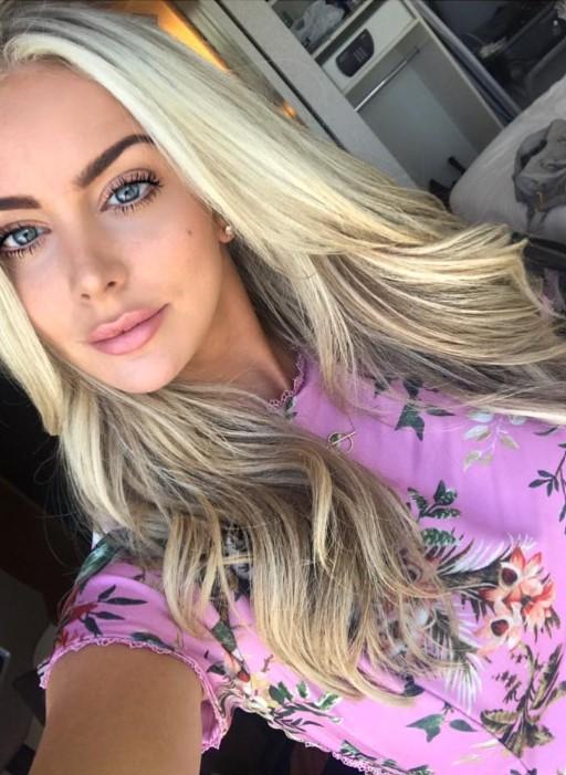 O femeie a avut probleme la aeroport pentru că operațiile i-au schimbat complet fața. Cum arăta înainte 971255