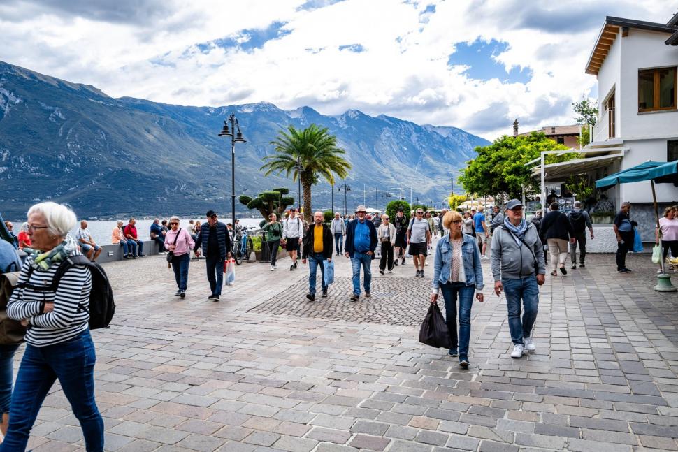 Un orășel pitoresc din Italia a fost luat cu asalt în weekend. Imagini cu mii de turiști care s-au călcat în picioare ca să intre 970643