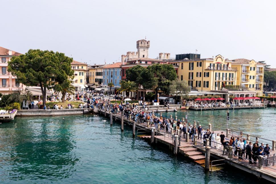 Un orășel pitoresc din Italia a fost luat cu asalt în weekend. Imagini cu mii de turiști care s-au călcat în picioare ca să intre 970644