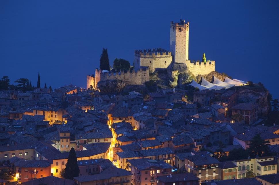 Un orășel pitoresc din Italia a fost luat cu asalt în weekend. Imagini cu mii de turiști care s-au călcat în picioare ca să intre 970645