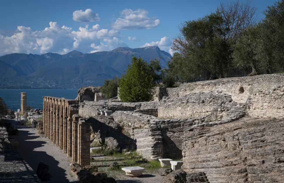 Un orășel pitoresc din Italia a fost luat cu asalt în weekend. Imagini cu mii de turiști care s-au călcat în picioare ca să intre 970648