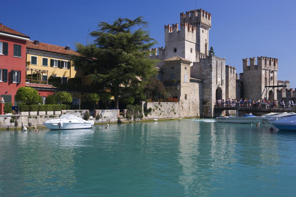 Un orășel pitoresc din Italia a fost luat cu asalt în weekend. Imagini cu mii de turiști care s-au călcat în picioare ca să intre 970649