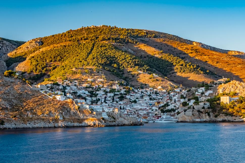 Santorini și Mykonos nu mai sunt așa dorite de turiști. Anul acesta o altă insulă, la o oră de Atena, e în top pentru apusurile virale 971302