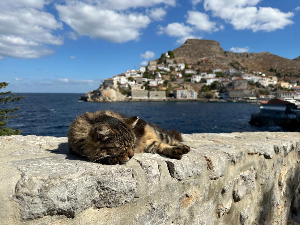 Santorini și Mykonos nu mai sunt așa dorite de turiști. Anul acesta o altă insulă, la o oră de Atena, e în top pentru apusurile virale 971306