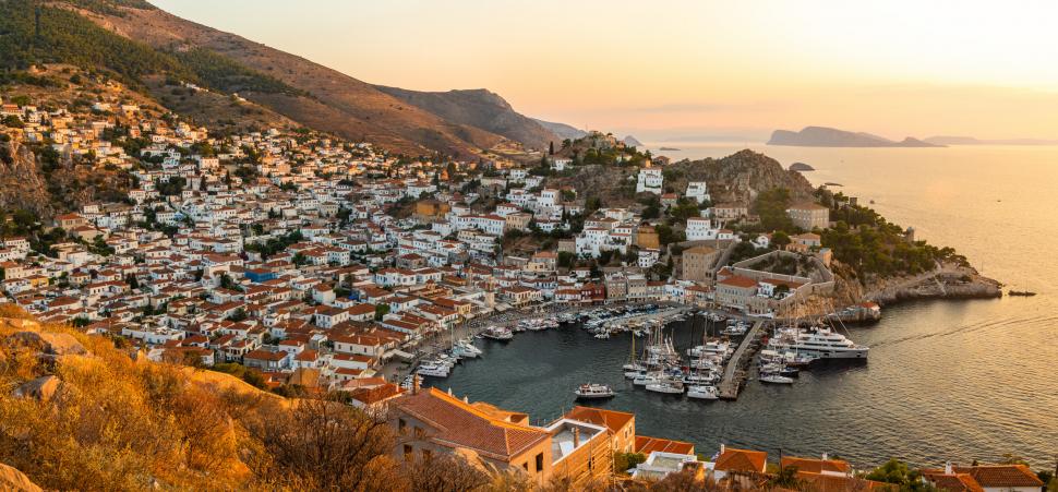 Santorini și Mykonos nu mai sunt așa dorite de turiști. Anul acesta o altă insulă, la o oră de Atena, e în top pentru apusurile virale 971313