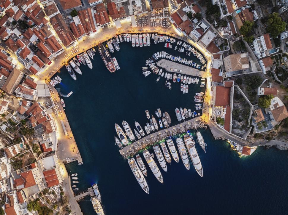 Santorini și Mykonos nu mai sunt așa dorite de turiști. Anul acesta o altă insulă, la o oră de Atena, e în top pentru apusurile virale 971314