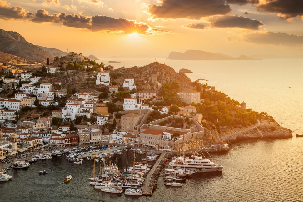 Santorini și Mykonos nu mai sunt așa dorite de turiști. Anul acesta o altă insulă, la o oră de Atena, e în top pentru apusurile virale 971315