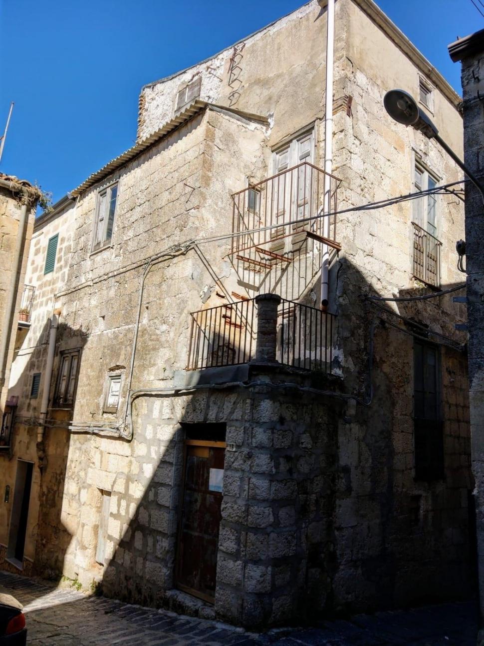 O femeie care a cumpărat 6 case de 1 euro în Italia își povestește experiența. Cât a costat-o renovarea 971795