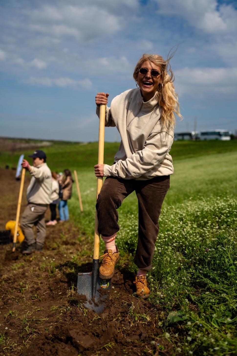 Promisiunea glo prinde rădăcini cu fiecare copac plantat! Peste 23.000 de copaci plantați în județele Buzău și Călărași 971326
