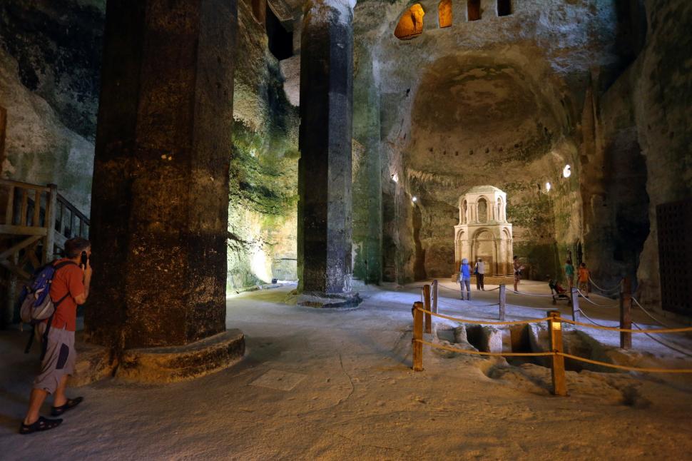 Un mic sat francez ascunde 80 de sarcofage vechi de 1.000 de ani, perfect conservate, într-o necropolă subterană secretă 971829