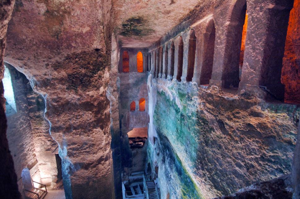 Un mic sat francez ascunde 80 de sarcofage vechi de 1.000 de ani, perfect conservate, într-o necropolă subterană secretă 971831