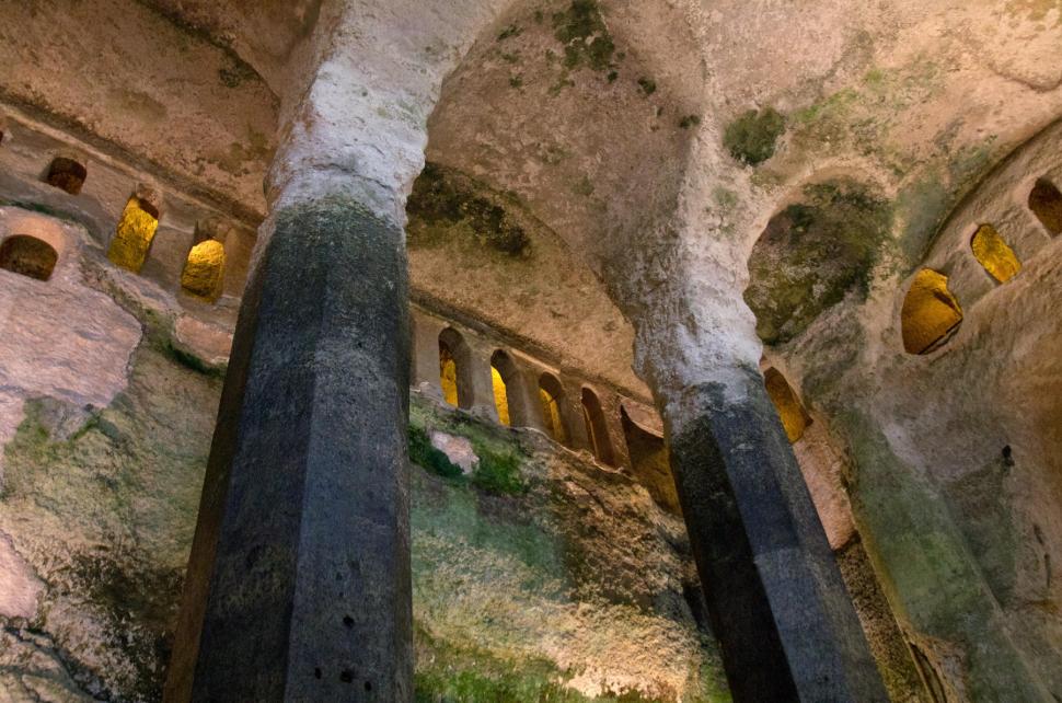 Un mic sat francez ascunde 80 de sarcofage vechi de 1.000 de ani, perfect conservate, într-o necropolă subterană secretă 971832