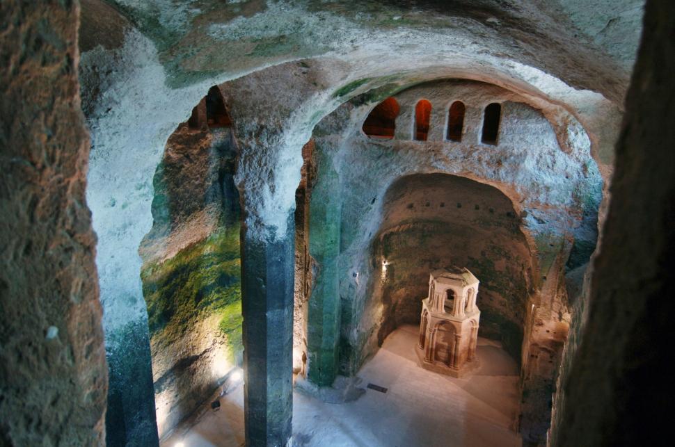 Un mic sat francez ascunde 80 de sarcofage vechi de 1.000 de ani, perfect conservate, într-o necropolă subterană secretă 971833