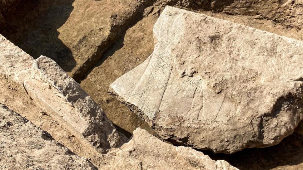 Descoperire arheologică „misterioasă”: O piatră enormă sculptată, cu un rege înconjurat de zei, a fost găsită într-un oraș antic 972669