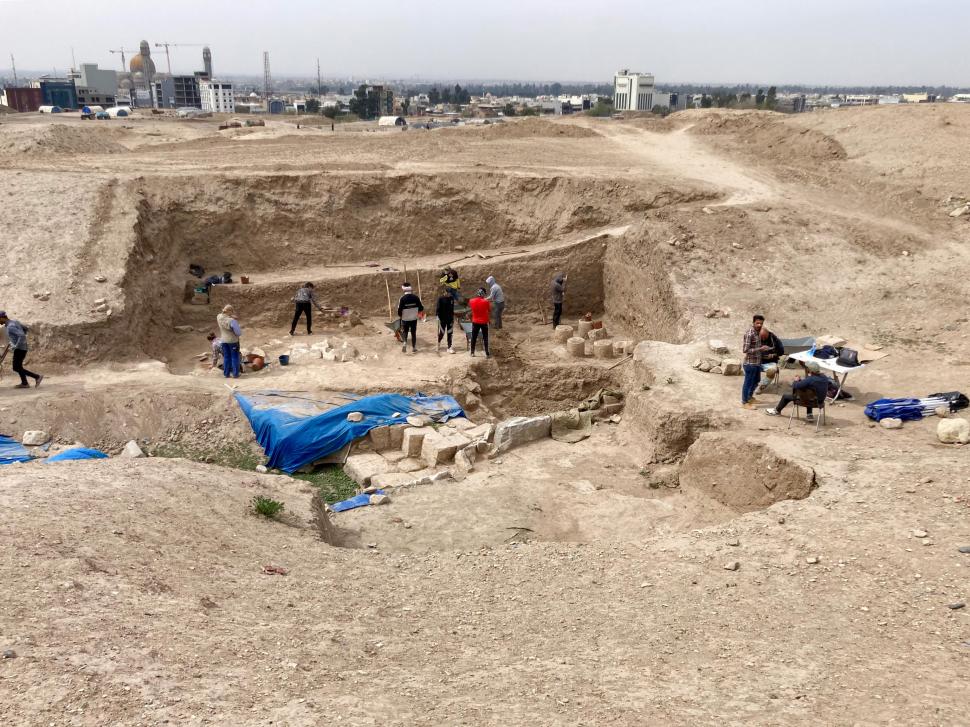 Descoperire arheologică „misterioasă”: O piatră enormă sculptată, cu un rege înconjurat de zei, a fost găsită într-un oraș antic 972671