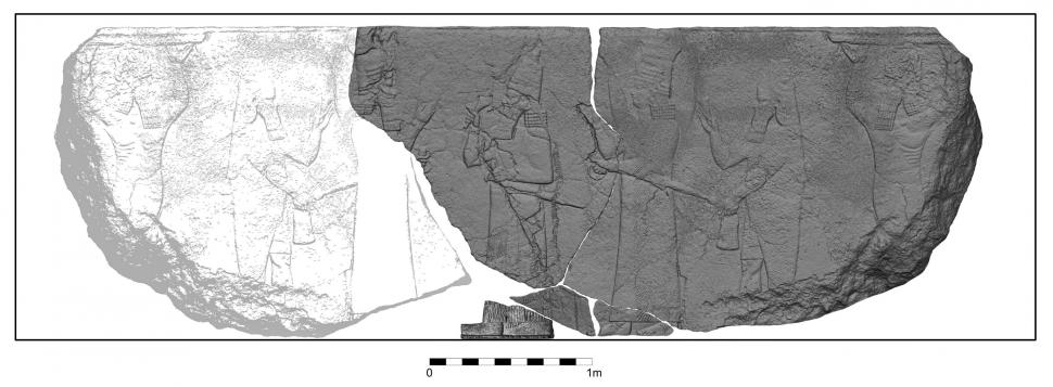 Descoperire arheologică „misterioasă”: O piatră enormă sculptată, cu un rege înconjurat de zei, a fost găsită într-un oraș antic 972672