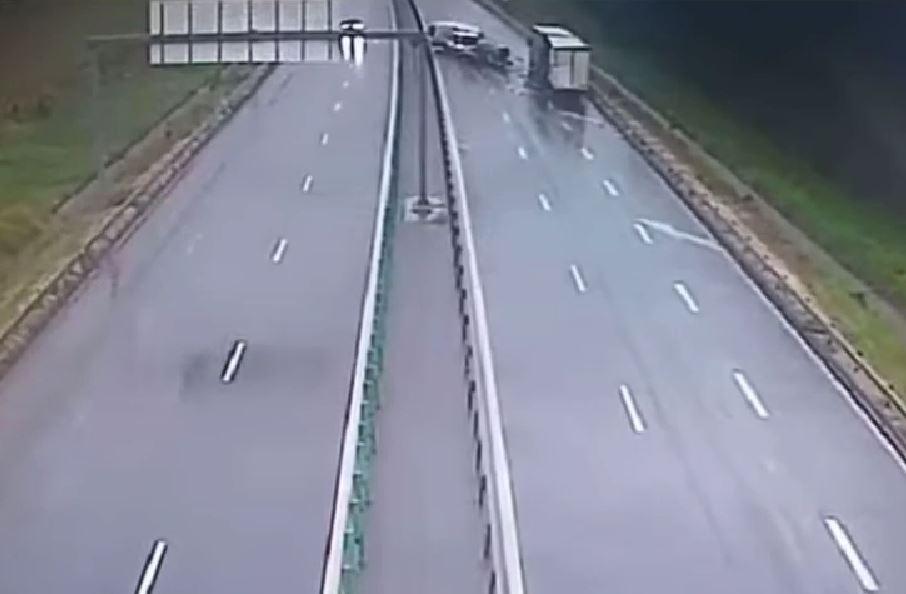 Accident grav pe autostrada A1, lângă Arad. Două microbuze s-au lovit. Momentul a fost surprins de camerele video. Sunt peste 10 răniţi 972838