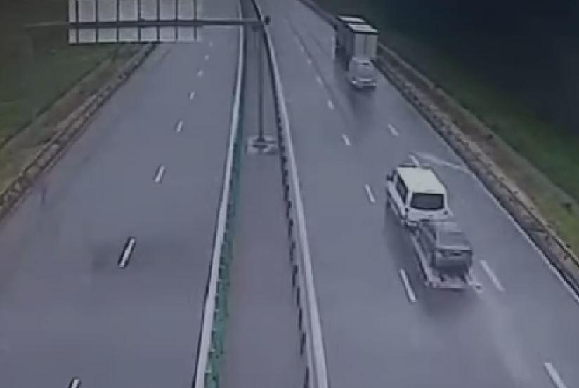 Accident grav pe autostrada A1, lângă Arad. Două microbuze s-au lovit. Momentul a fost surprins de camerele video. Sunt peste 10 răniţi 972839