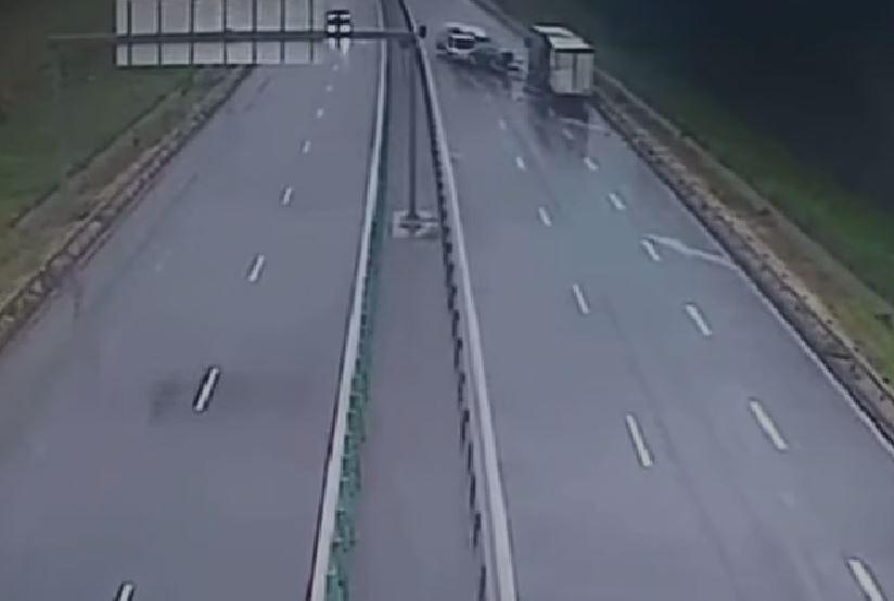 Accident grav pe autostrada A1, lângă Arad. Două microbuze s-au lovit. Momentul a fost surprins de camerele video. Sunt peste 10 răniţi 972840