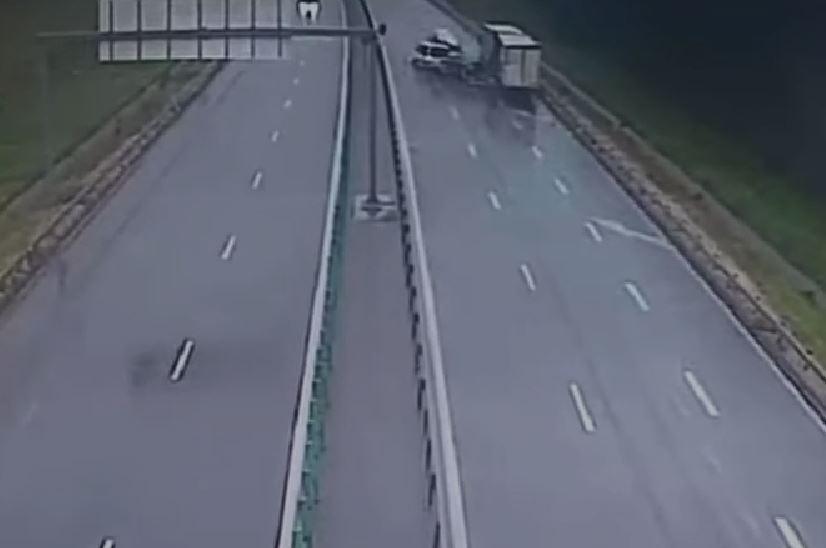 Accident grav pe autostrada A1, lângă Arad. Două microbuze s-au lovit. Momentul a fost surprins de camerele video. Sunt peste 10 răniţi 972841