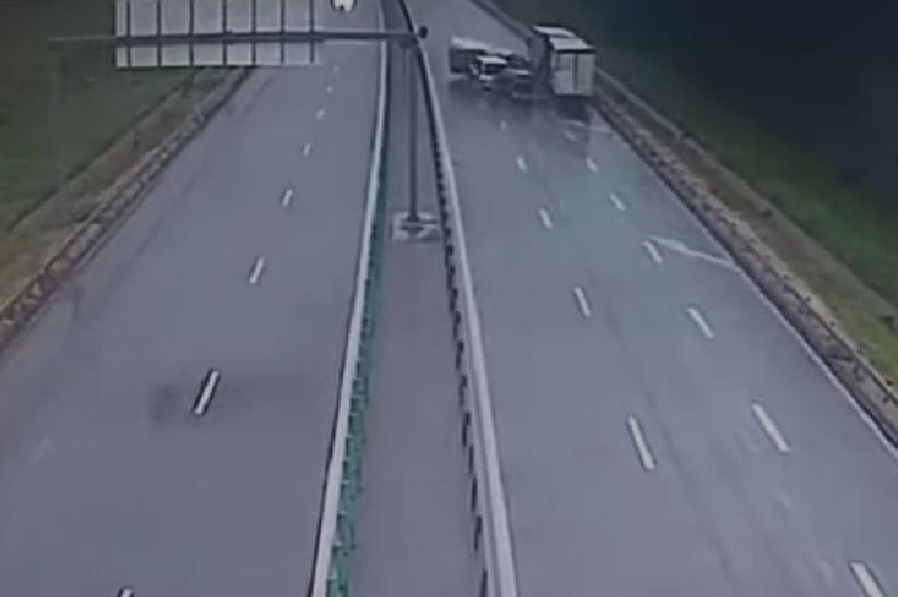 Accident grav pe autostrada A1, lângă Arad. Două microbuze s-au lovit. Momentul a fost surprins de camerele video. Sunt peste 10 răniţi 972842