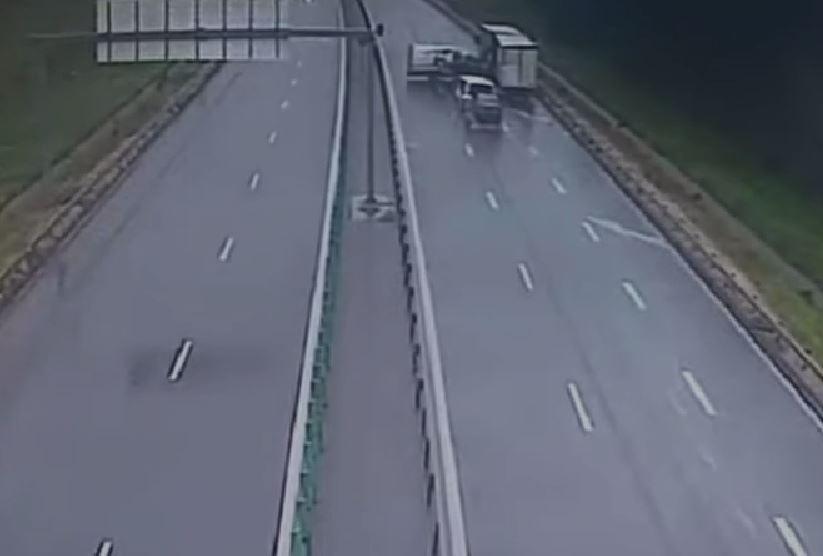 Accident grav pe autostrada A1, lângă Arad. Două microbuze s-au lovit. Momentul a fost surprins de camerele video. Sunt peste 10 răniţi 972843