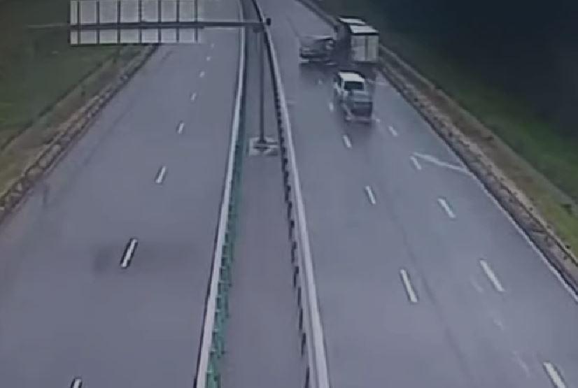 Accident grav pe autostrada A1, lângă Arad. Două microbuze s-au lovit. Momentul a fost surprins de camerele video. Sunt peste 10 răniţi 972844