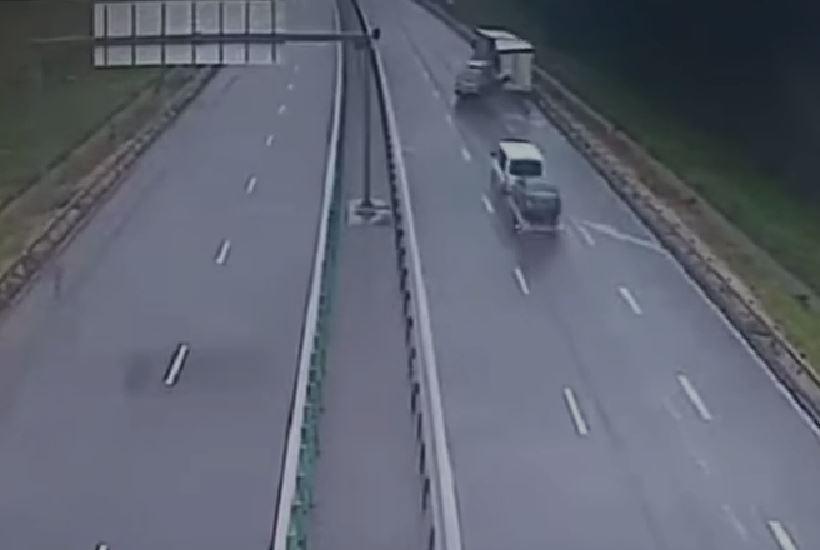 Accident grav pe autostrada A1, lângă Arad. Două microbuze s-au lovit. Momentul a fost surprins de camerele video. Sunt peste 10 răniţi 972845